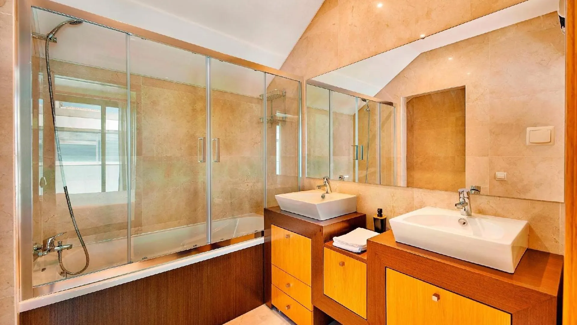 Executive Townhouse, Tavira Centre, Shared Pool Villa Holiday home