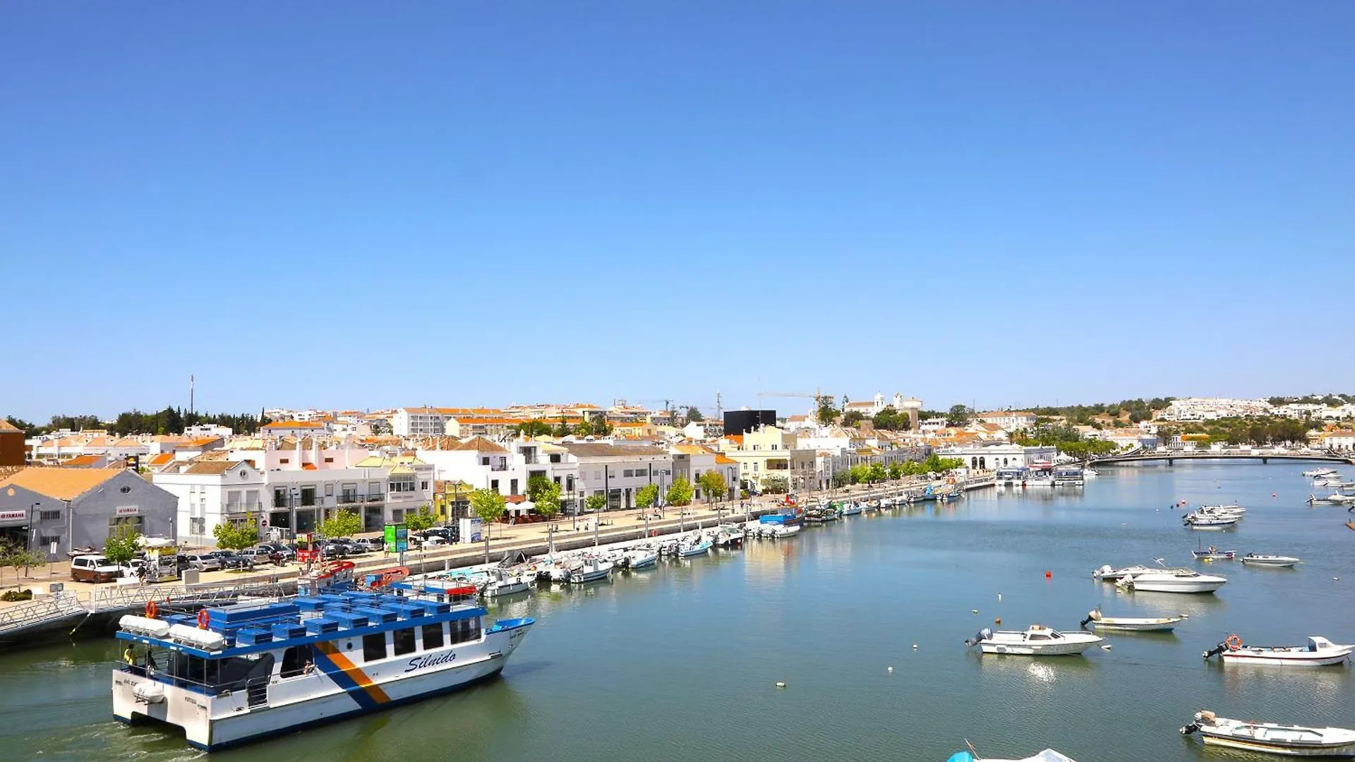 Executive Townhouse, Tavira Centre, Shared Pool Villa