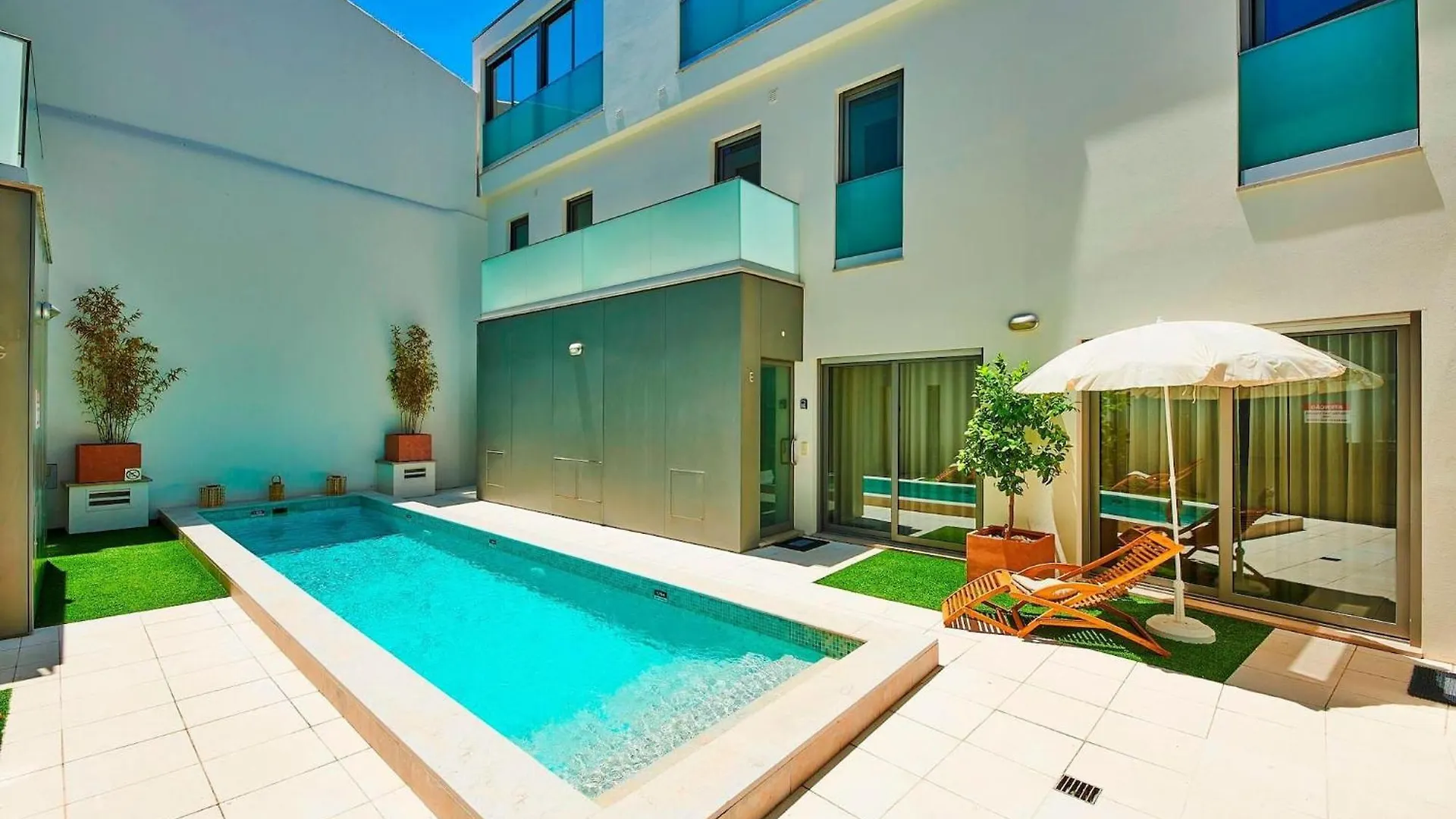 Executive Townhouse, Tavira Centre, Shared Pool Villa